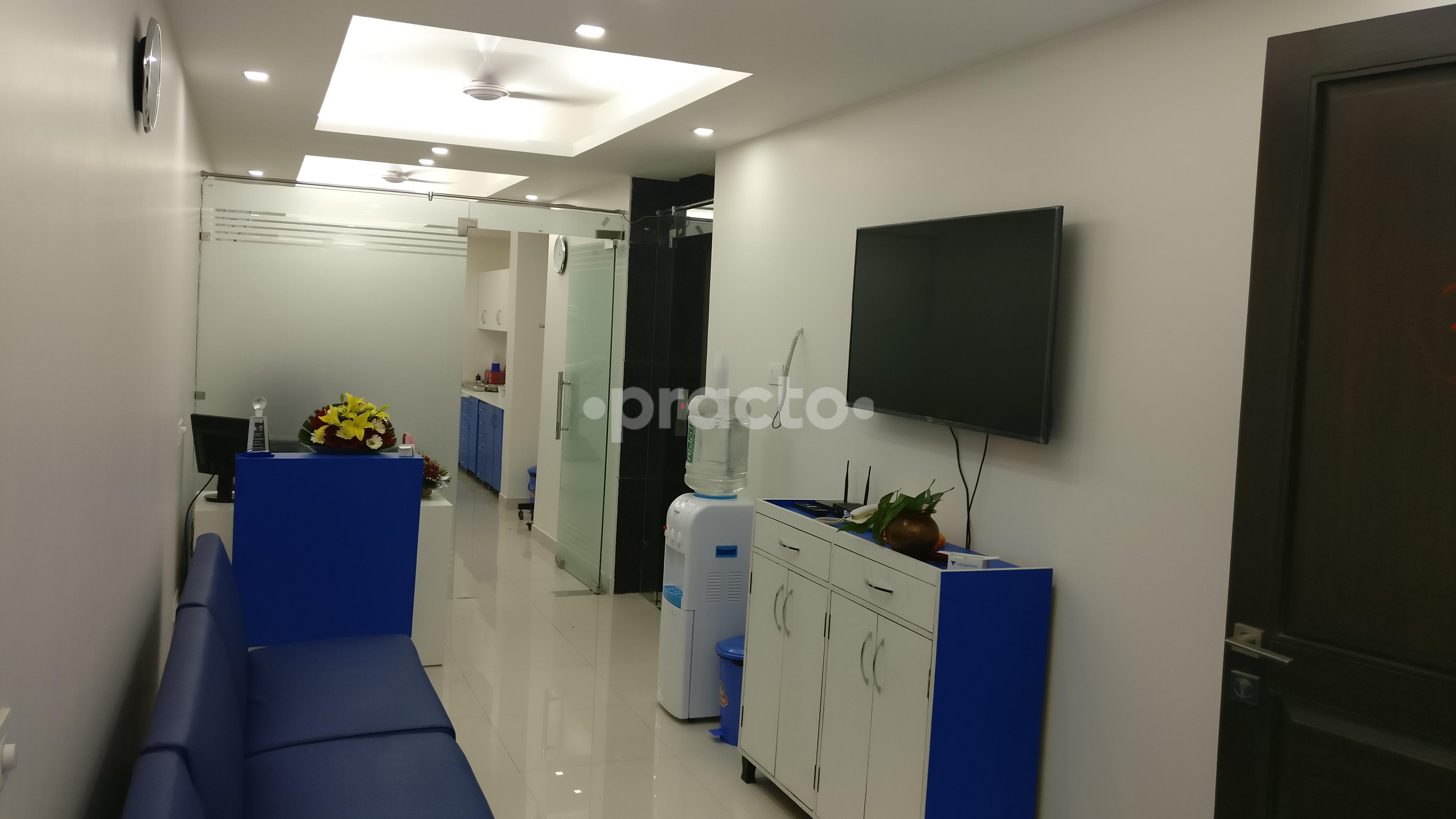 Entrance at Dr. Sanjay Kumar's Dental Clinic Greater Kailash Part 1 Delhi