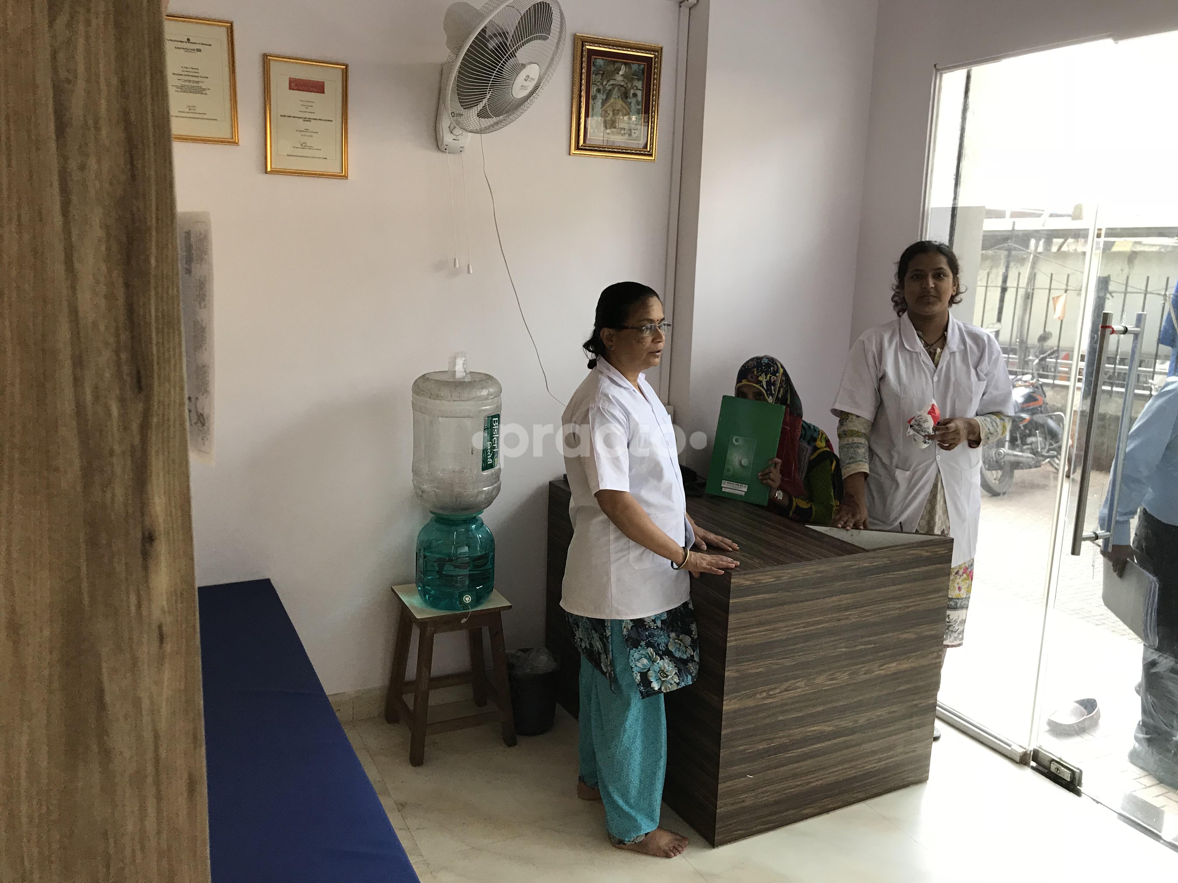 Waiting Area at Dr Ajay Randive'S Knee And Spine Clinic Andheri East Mumbai