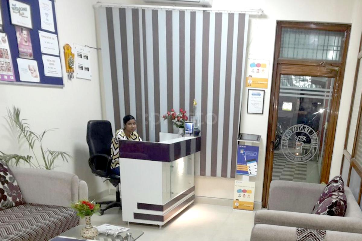 Reception at Renu Dento Care Khurram Nagar Lucknow