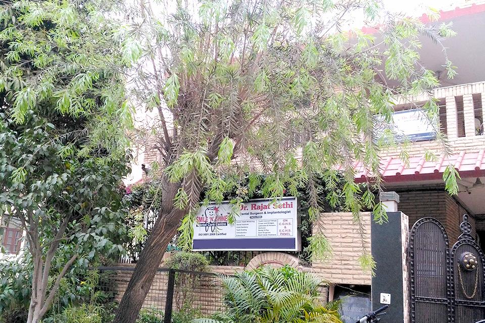 Entrance at Smile 'N' Shine Dental Care Centre DLF Phase II Gurgaon