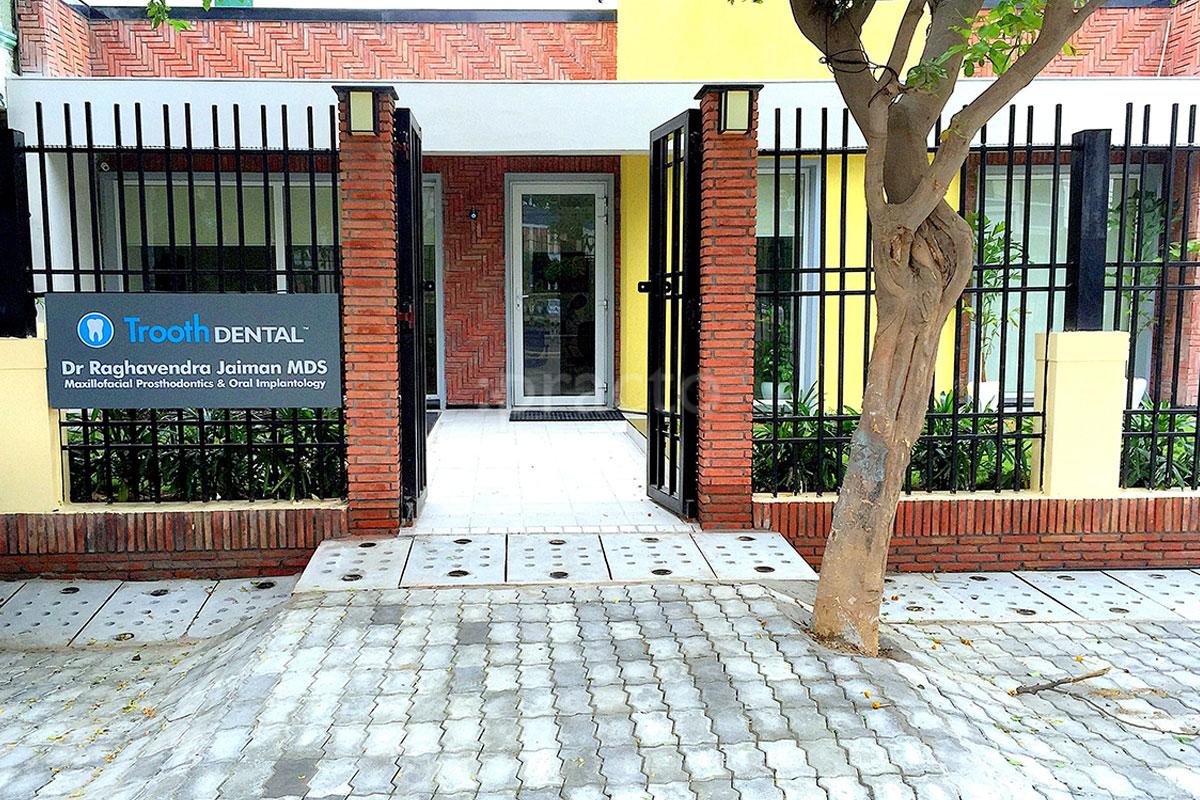 Entrance at Trooth Dental DLF Phase I Gurgaon